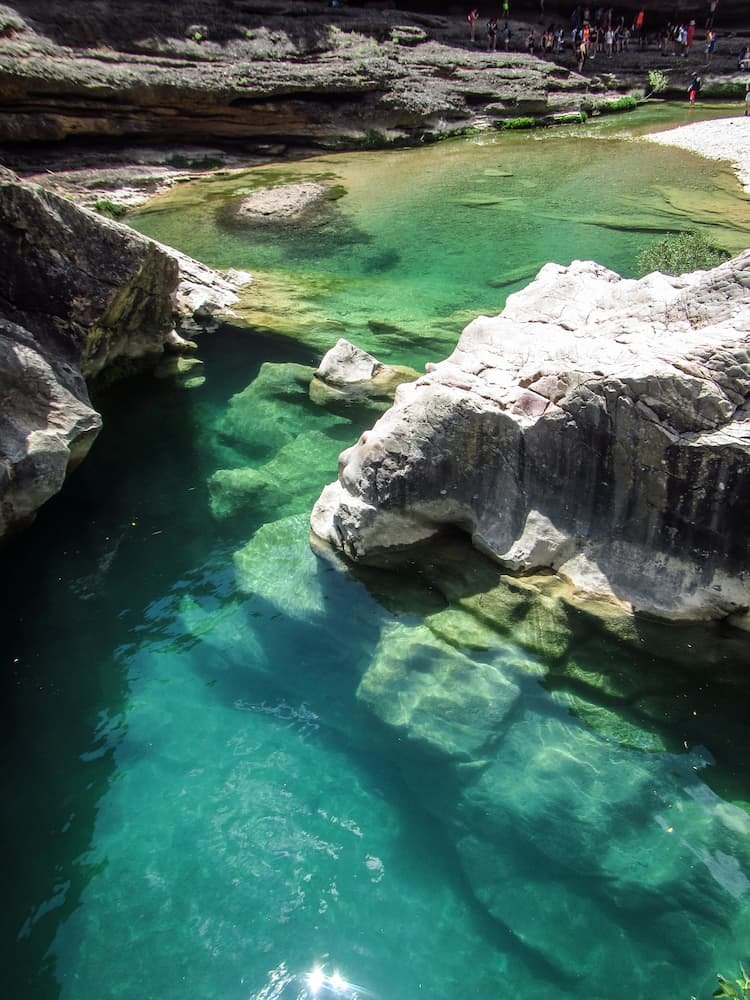 les magnifiques couleurs turquoises du canyon du puntillo