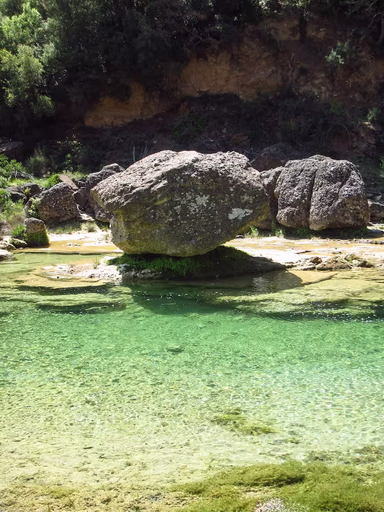 rocher et eau turquoise dans la marche du puntillo