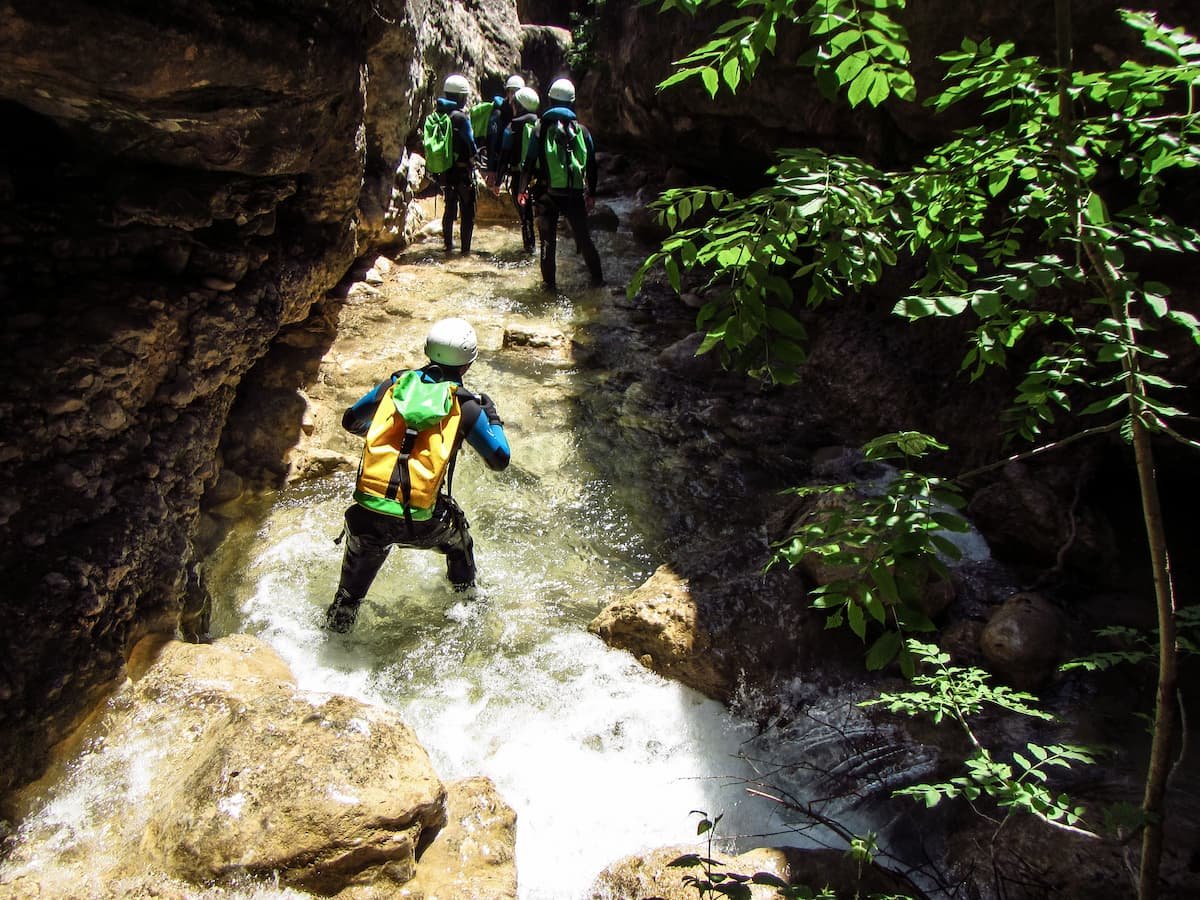 Progression dans la faille du canyon du Formiga en Sierra de Guara