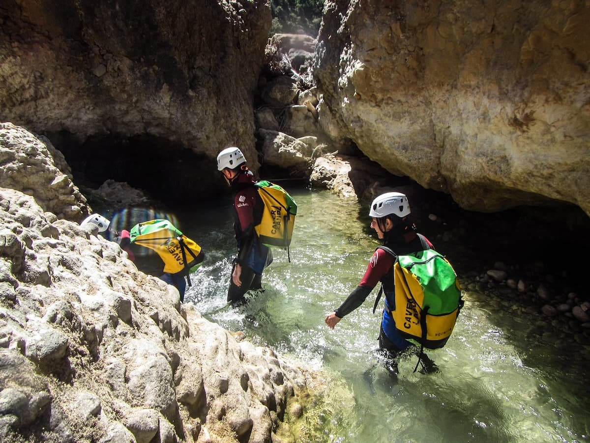 3 personnes marche dans le canyon du Puntillo