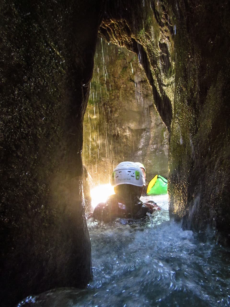 passage sous grotte dans le canyon du puntillo