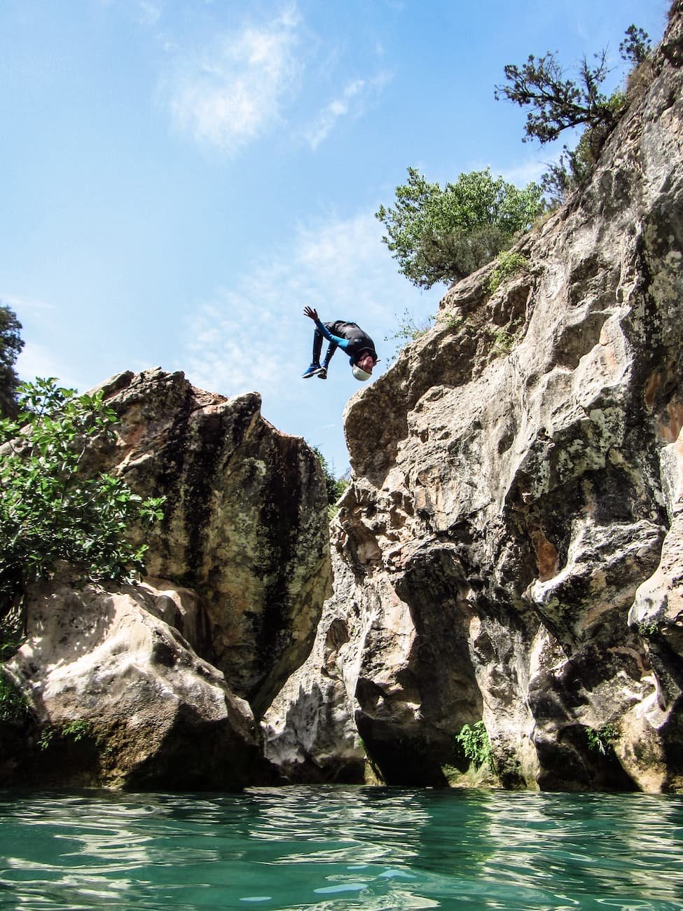 Saut dans le canyoning de la Peonera