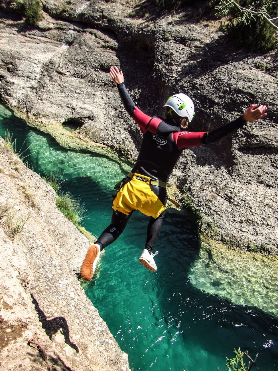 Saut final du canyon de la Peonera