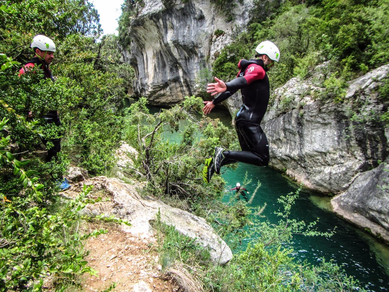 saut dans le canyon du petit mascun en sierra de guara