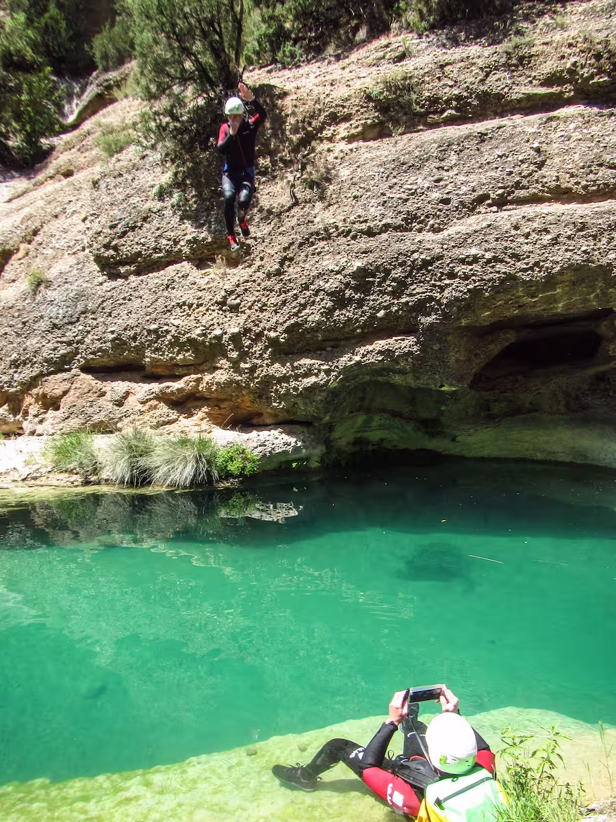 une personne saute de 7 m de haut dans le canyon du Puntillo