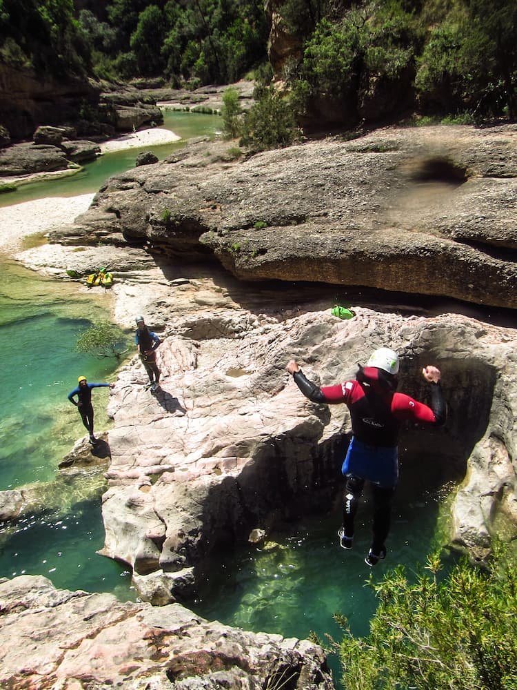 une personne saute de 9 m de haut dans la zone de la piscineta en Sierra de Guara