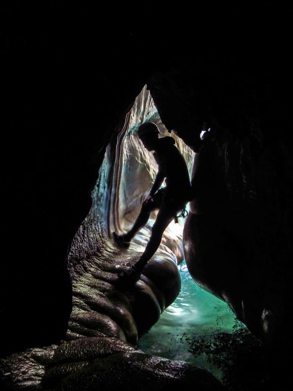 Passage de la grotte du Formiga