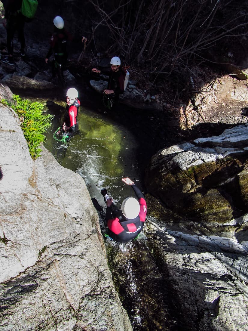 Toboogan dans le canyon en eau chaude