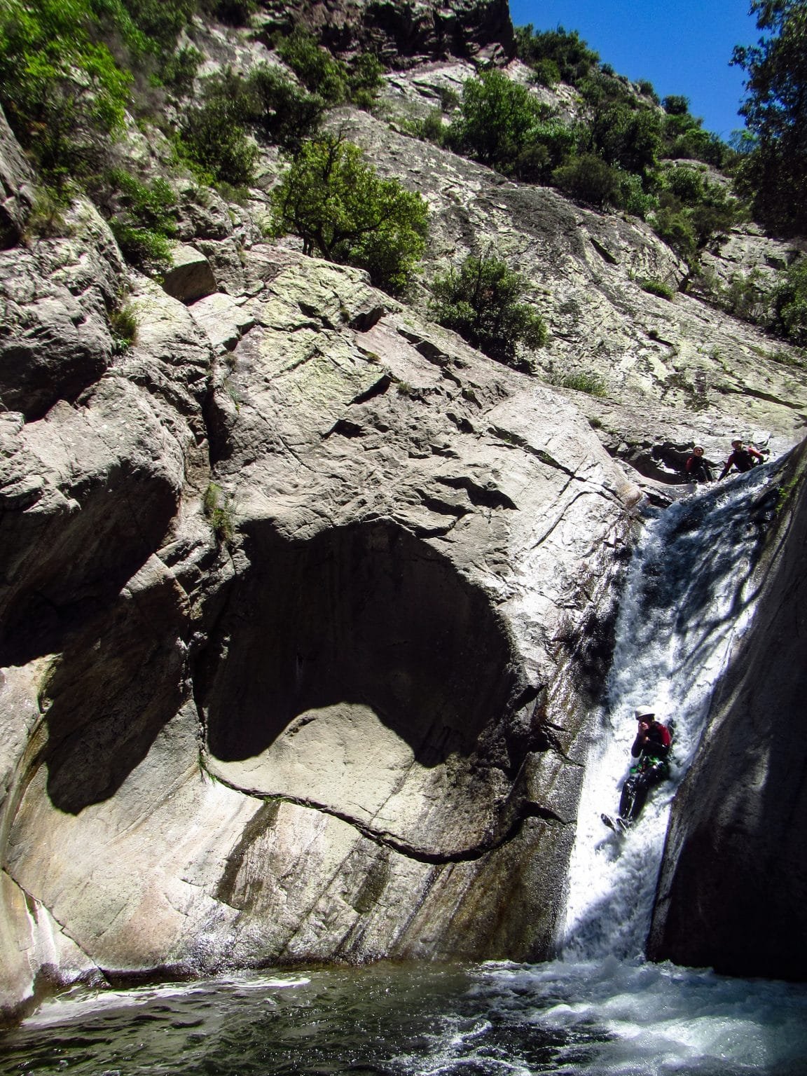 Toboggan dans le canyoning du Llech dans les Pyrénées orientales