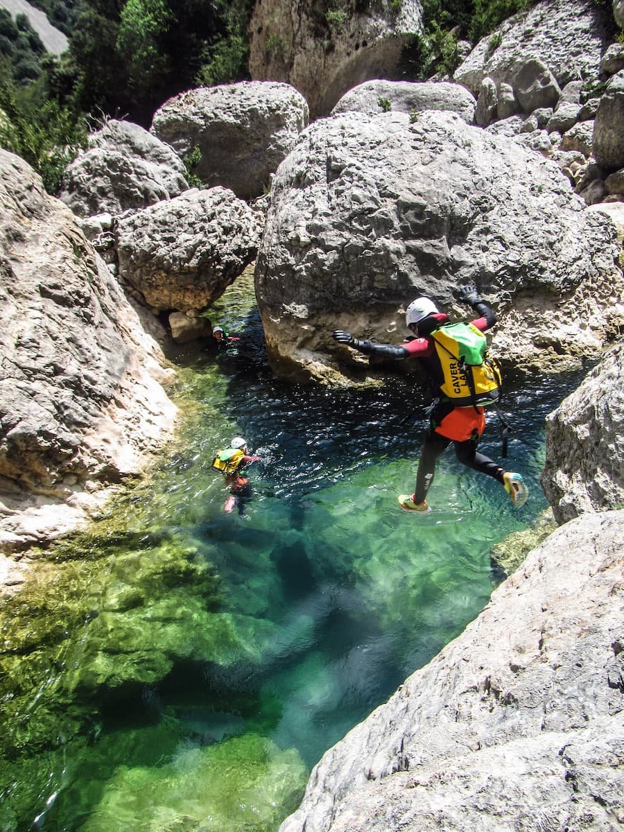saut dans le canyoning gorgas negras en espagne