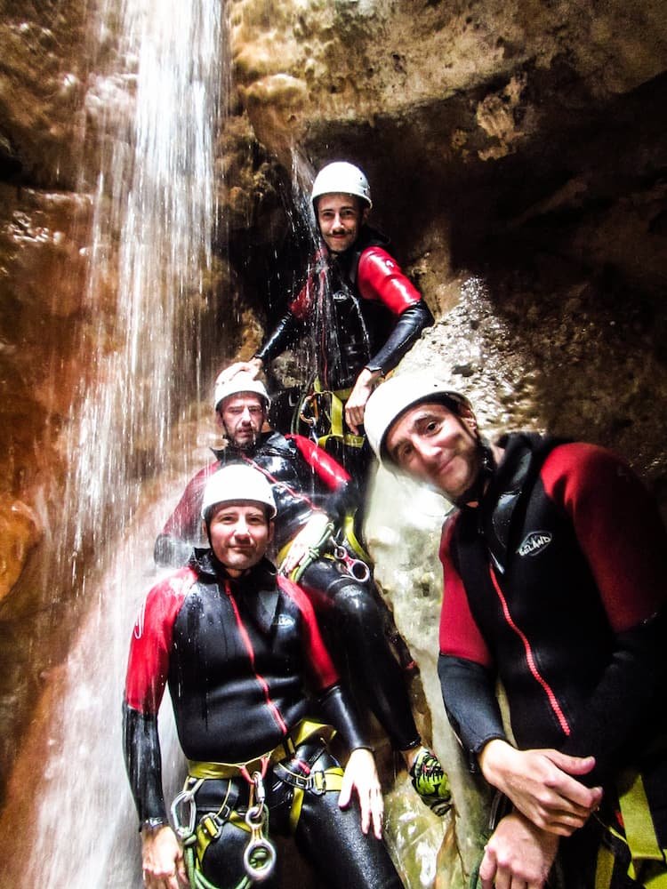 Un groupe dans le canyon de palomeras de fornocal en sierra de guara