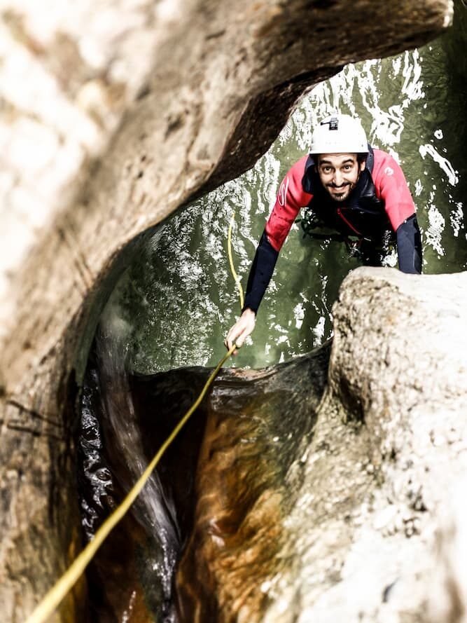 Rappel dans le canyon de palomeras de fornocal en sierra de guara