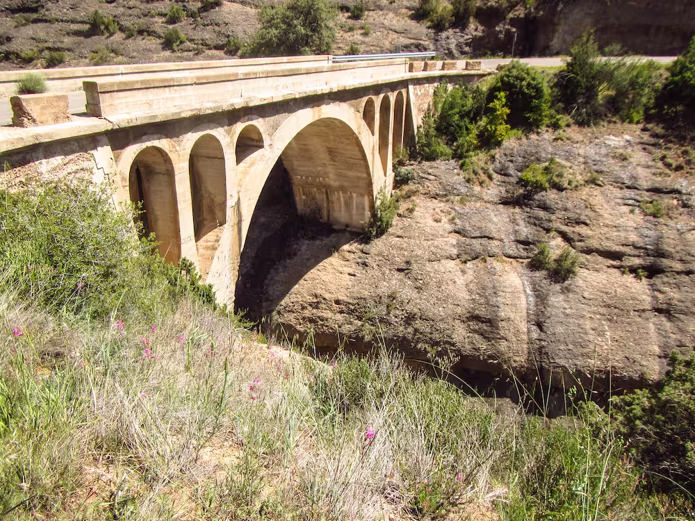 le pont qui surplombe le canyon de palomeras de fornocal en sierra de guara