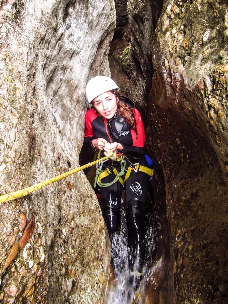 rappel dans le canyon de palomeras de fornocal en sierra de guara