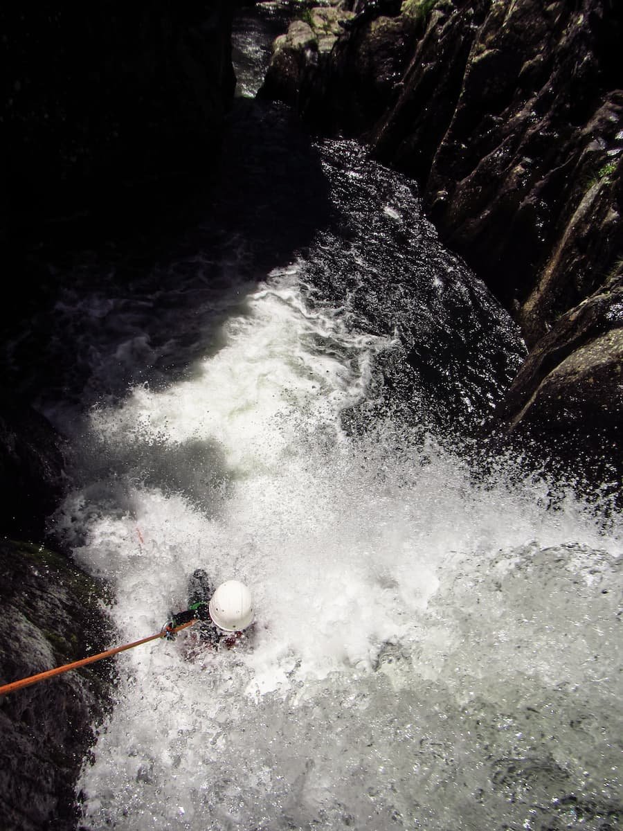 canyon-encantats-rappel-cascade