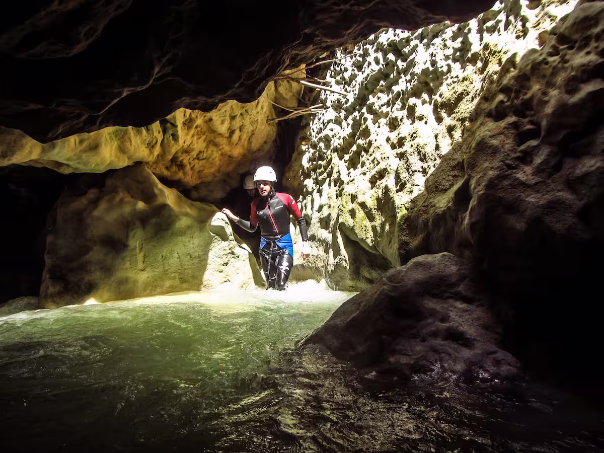 Week-end canyoning dans la Sierra de Guara en Espagne, passage dans le chaos du canyon du Rio Vero