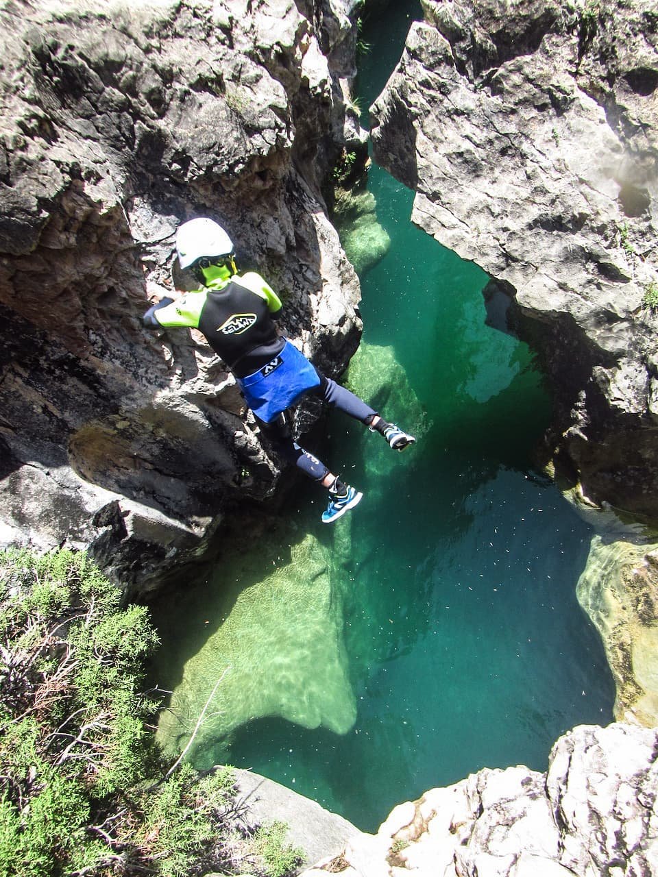 Canyoning en sierra de Guara en famille saut dans le Puntillo