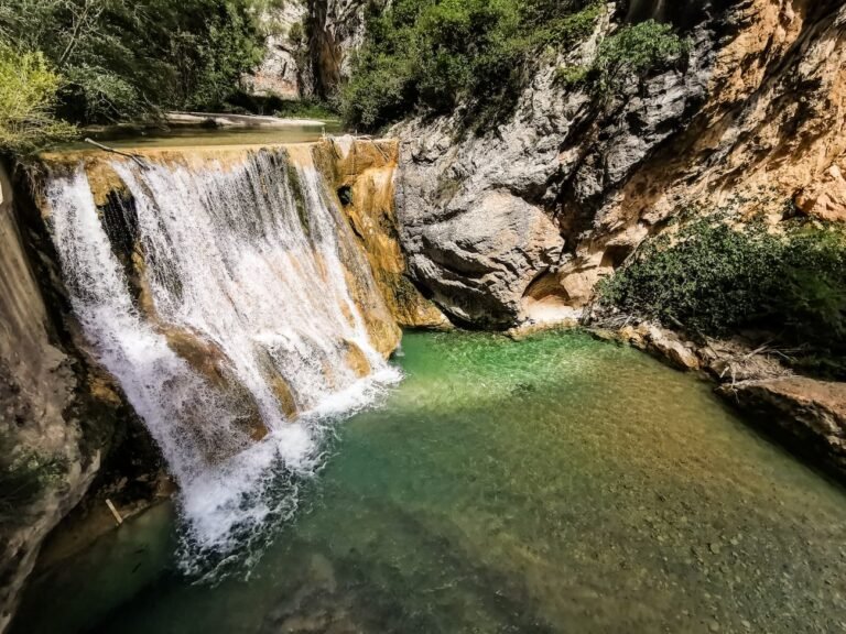 la ballades des passerelles depuis alquezar, la cascade du barrage du rio vero