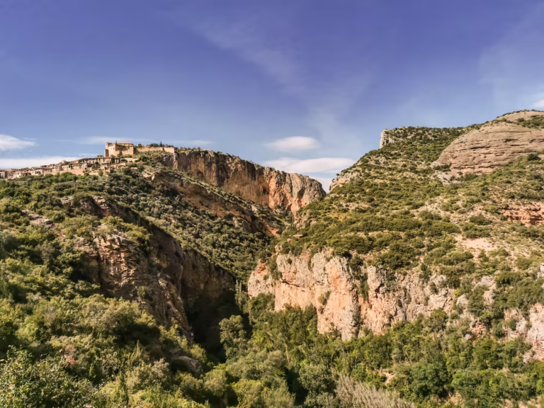 vue sur alquezar lors de la remontee des passerelles